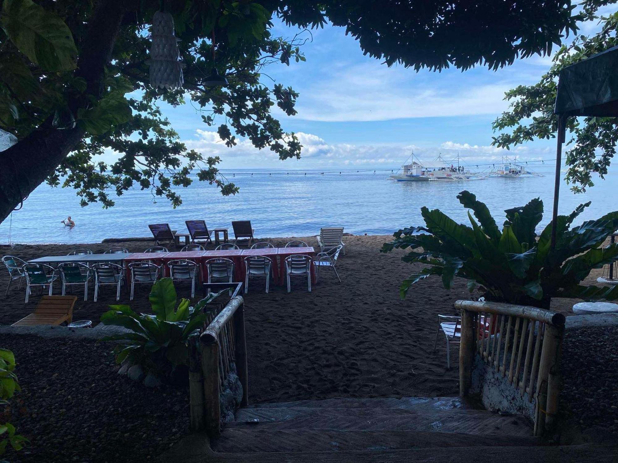 Glamping Dome Dauin Beach Resort Экстерьер фото